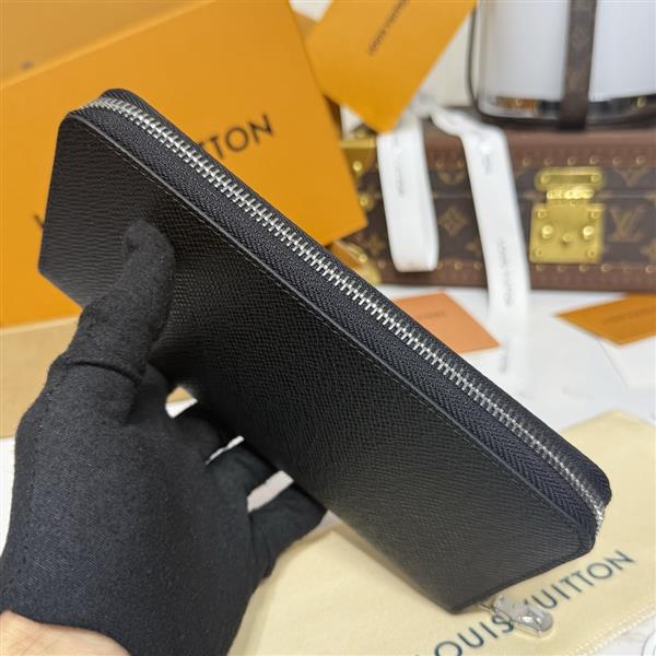 2026122105447868 310